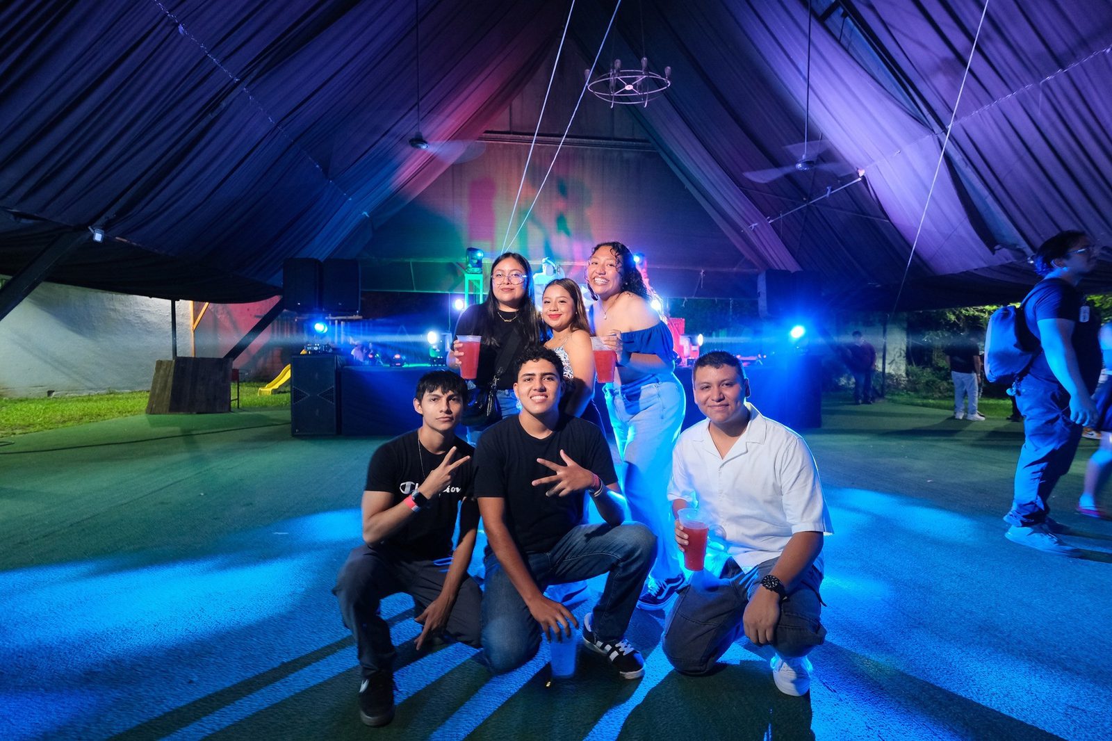 Fotografía de evento social nocturno