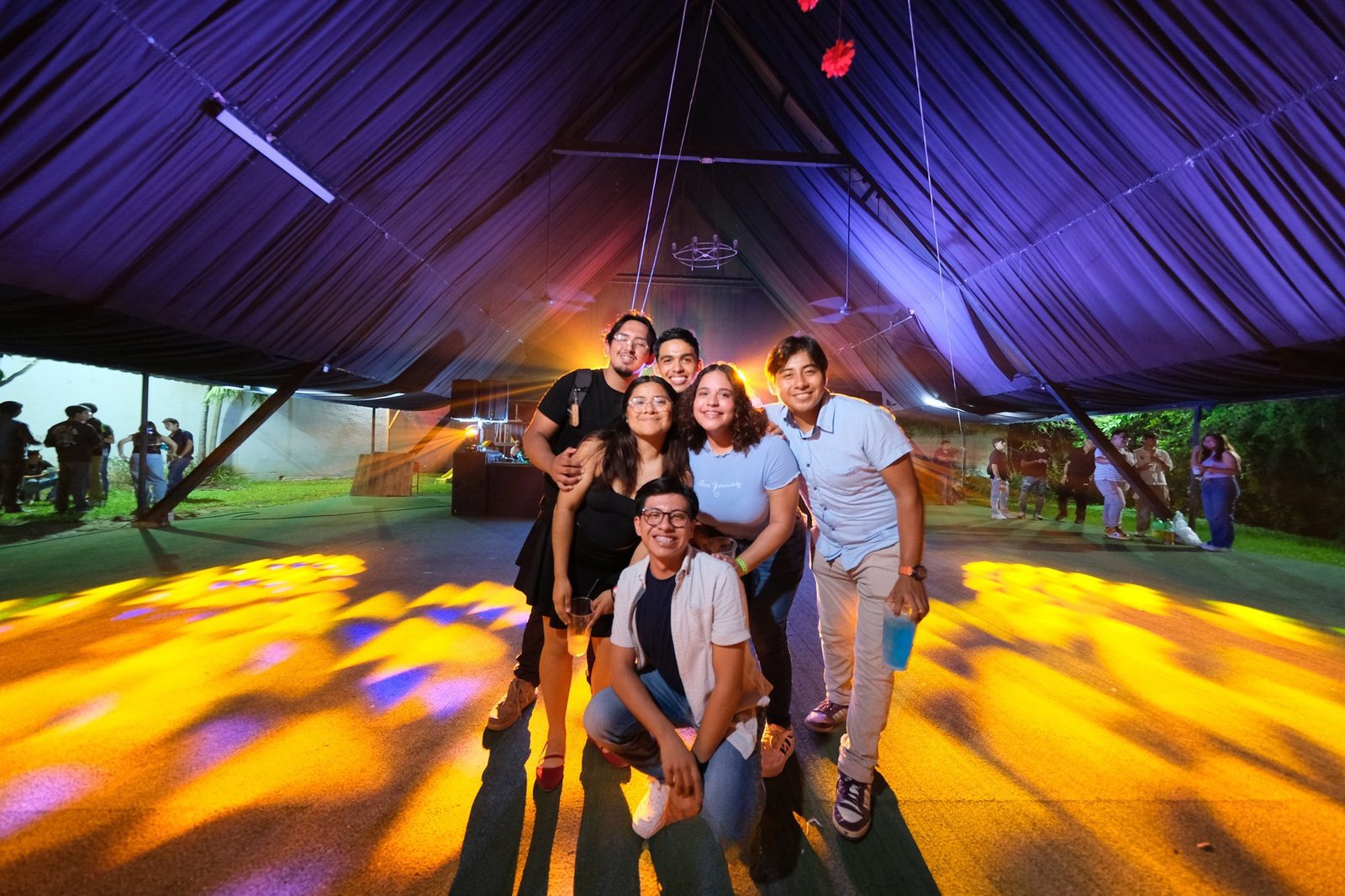 Fiesta de generación con iluminación de pista