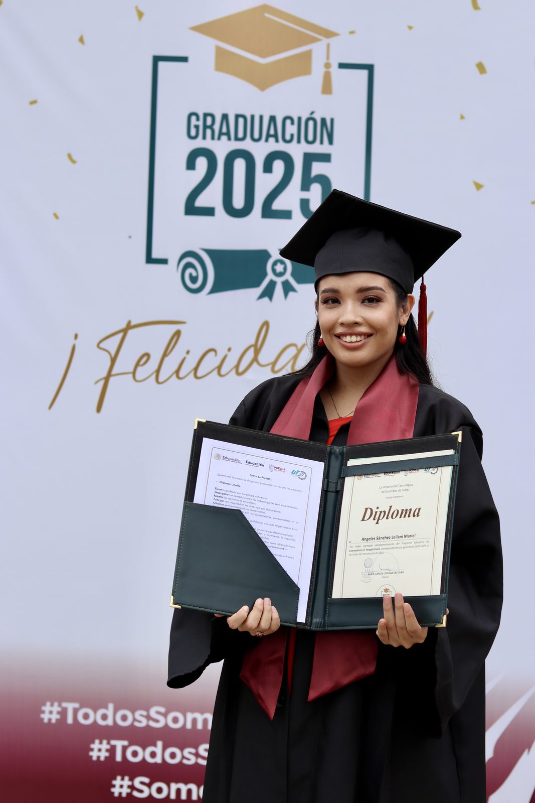 Graduada con su diploma en entrega de generación 2025