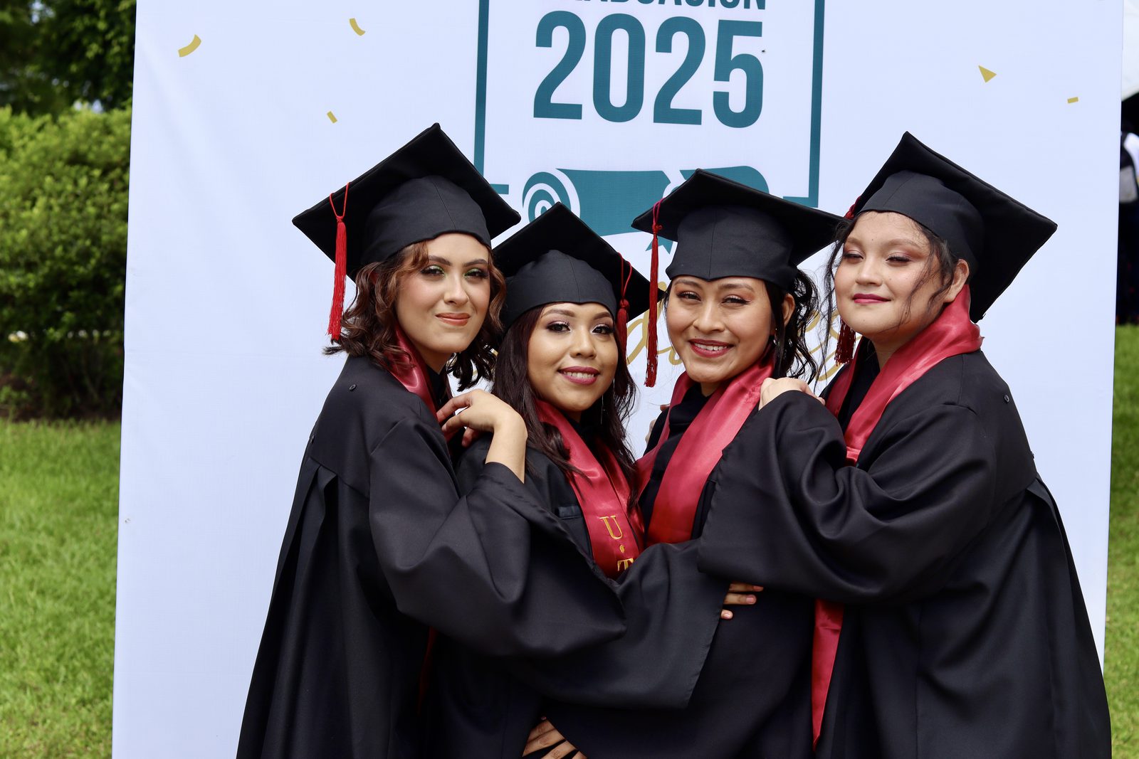 Graduadas frente al backdrop de generación 2025