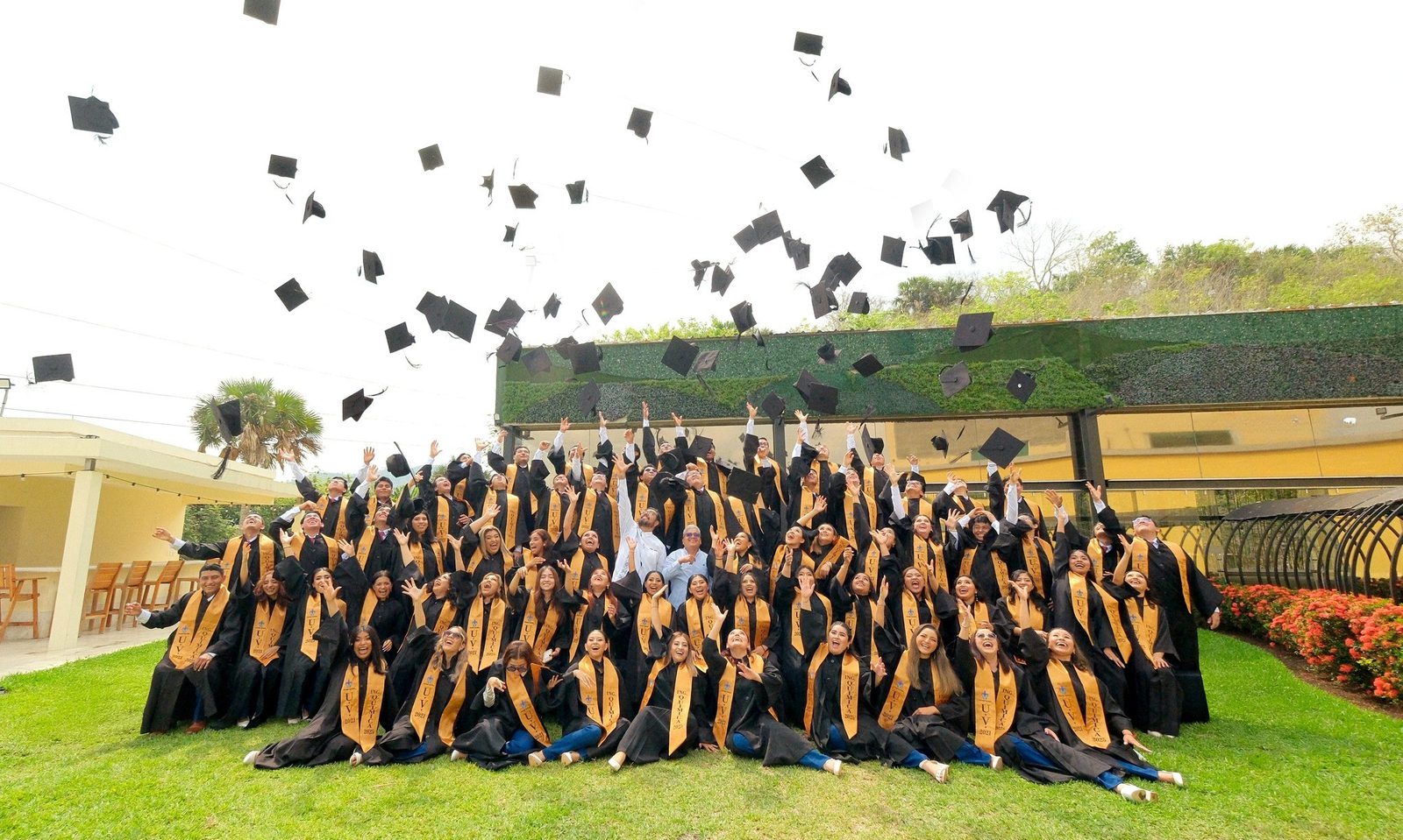 Fotopanorámica de generación de química lanzando birretes